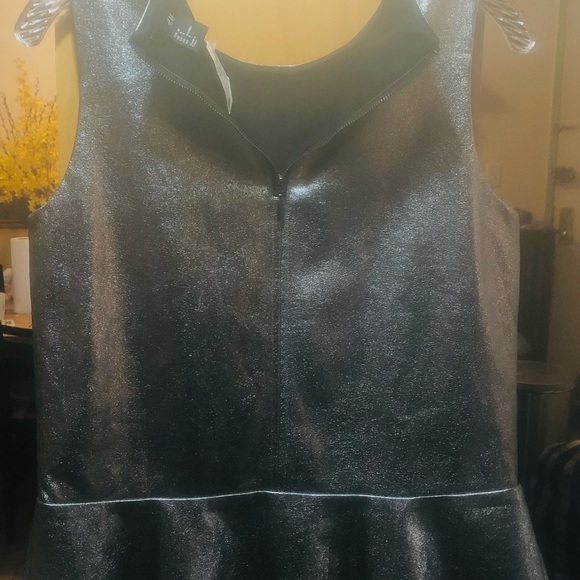 H&M Metallic Top Silver Fitted with peplum waist - Picture 6 of 6